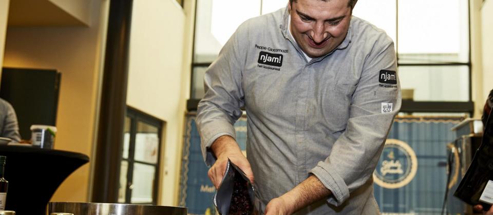 chefkok Peppe Giacomazza maakt Gijbels Granola