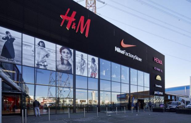 Een hal vol genodigden zag hoe op 14 december 2017 de vijf nieuwe winkels (Hema, Proximus Store, Panos, Ici Paris XL en Leonidas) van het retail park A12 Shopping in Schelle plechtig onthuld werden. 