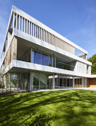 Voor tuinaannemer ATB Van der Weehe bouwde Mathieu Gijbels in 2017 in Broechem verschillende loodsen en kantoor met woning.