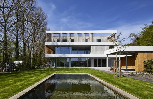 Voor tuinaannemer ATB Van der Weehe bouwde Mathieu Gijbels in 2017 in Broechem verschillende loodsen en kantoor met woning.